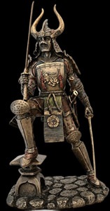 Samurai figur placeret på moderne bogreol som boligindretning